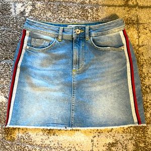 SOLD ❌Zara women’s side stripe jean mini skirt red silver jean